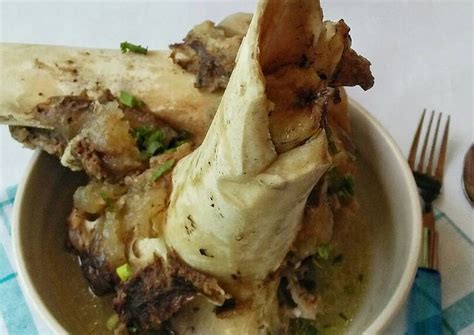 Bone marrow, medulla ossea) adalah jaringan lunak seperti spons yang ditemukan pada rongga interior sebagian besar tulang yang merupakan tempat produksi sebagian besar sel darah baru. Resep Sop Sumsum Kaki Sapi #kitaberbagi oleh Nur Sabatiana ...