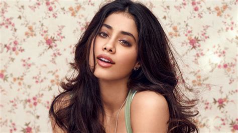 Angry Janhvi Kapoor Got Pissed Off At Paparazzi Lashed Out At Them