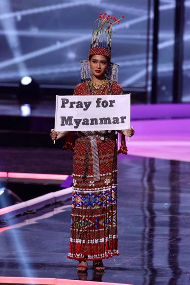 미얀마 위해 기도를 팻말 든 미스 미얀마