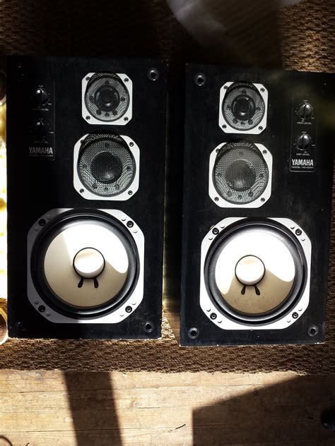 A comfortable, ambidextrous shape feels good in either hand. User reviews: Yamaha NS-100M - Audiofanzine