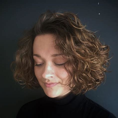 Scrunched Curly Bob For Fine Hair ウェービーヘア ボブパーマ ヘアカット