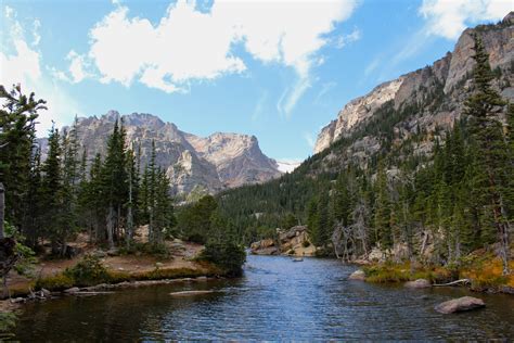 Die rocky mountains bestehen zum größten teil aus metamorphem und magmatischem gestein. The Best Fall Hikes in Rocky Mountain National Park - Park Chasers