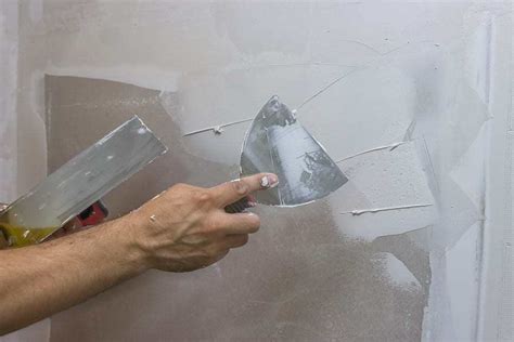 Patching Plaster How To Repair Walls In 7 Easy Steps Diy