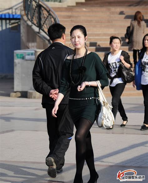 街拍的紧身短裙黑丝袜美少妇 中国娱乐资讯网CECET CN