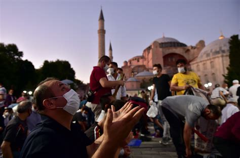 Birincisi ayasofya cami i̇mamı böyle bir konuda tweet atmamalı bence. Ayasofya'nın 86 yıl sonra ibadete açılma sürecinde neler ...