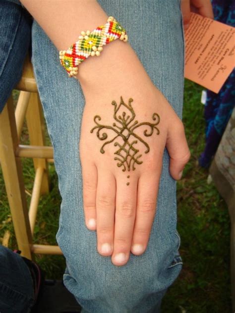 Berikut adalah gambar tato bintang simple paling keren di tangan dan lengan juga di leher. 10 Tato Keren Gampang Dibuat di Tangan | Tatotuti