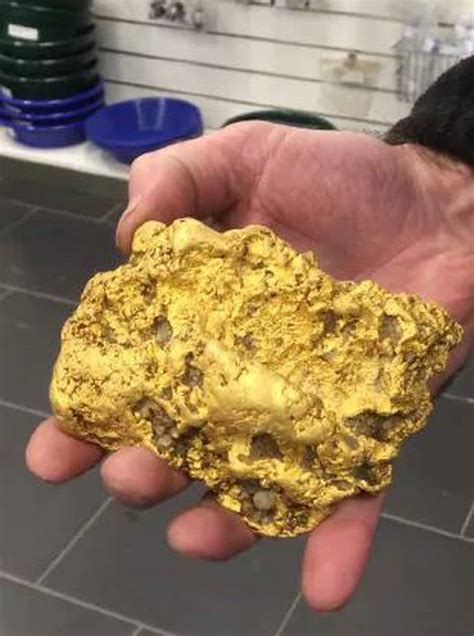 Aussie Man Finds 2kg Gold Nugget Worth At Least 160k Nz Herald