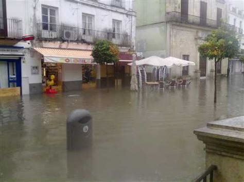 Calle calzada de la infanta piso situado primera planta de edificio plurifamiliar, en el municipio de sanlúcar de barrameda provincia de cádiz. lluvia en sanlucar de barrameda - YouTube