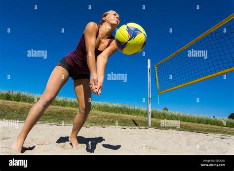 Chica jugando voleibol de playa Fotografía de stock Alamy