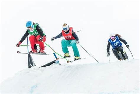 Wie beim boardercross wird auf einem mit sprüngen, wellen und kurven aus schnee versehenen kurs gefahren, bei dem je vier skifahrer gleichzeitig starten. SSCV launches junior ski cross program