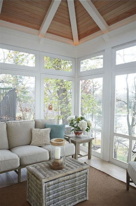 Engelse cottage met eiken gevelbeplanking. 25 Coastal And Beach-Inspired Sunroom Design Ideas - DigsDigs