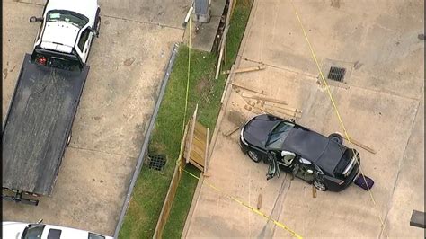 Houston Police Officers Shot At By Armed Robber During Chase Abc13 Houston