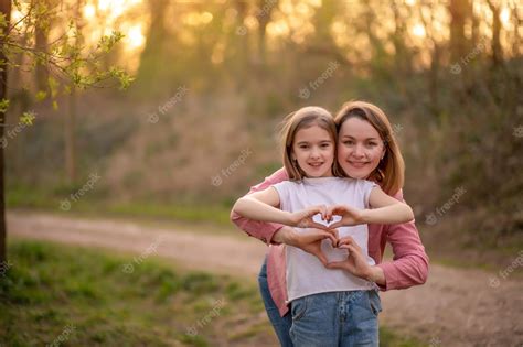 Mamá E Hija Se Abrazan Y Muestran Un Corazón Con Las Manos Día De La