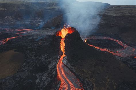 See The Breathtaking Photos Of Iceland Volcano That S Erupting For First Time In Years