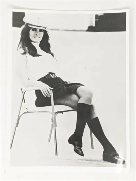 Raquel Welch 1968 Original 65 X 85 Photo Lady In Cement