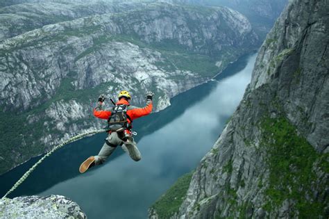 The sport of jumping off a very high bridge or similar structure, with a long elastic rope tied…. Bungee Jumping - Adrenalin in der Luft | Rahmenprogramme