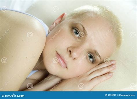 Blond Bald Woman Lying On The Bed Royalty Free Stock Image 9194668