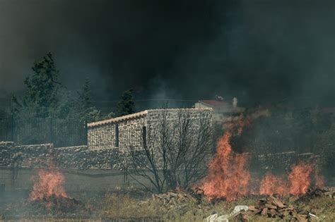 Κάτω από αντίξοες συνθήκες να περιορίσουν την φωτιά στην κερατέα και μάλιστα έχει γίνει η εκκένωση 4 οικισμών η τροχαία έχει. Μαίνεται ανεξέλεγκτη η φωτιά στην Κερατέα | Lykavitos.gr