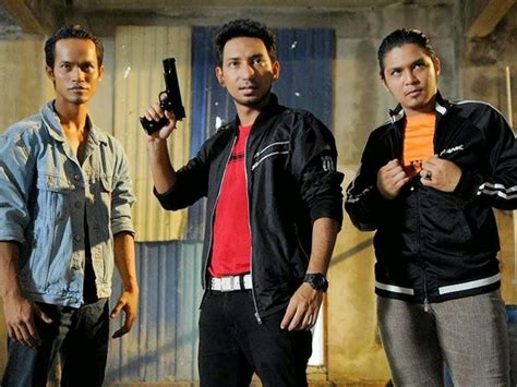 An incident causes inspector wahab and inspector shuib to suspect fadil as tiger, a professional assassin. ShareTogether: Abang Long Fadil Full Movie