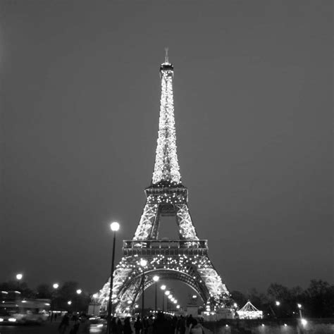 La Tour Eiffel Lighting Up