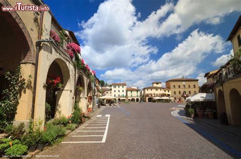 Visit an ancient chianti winemaking town that's brimming with historical structures and surrounded by fields, vineyards and olive groves. Greve in Chianti: la piazza principale del borgo ...
