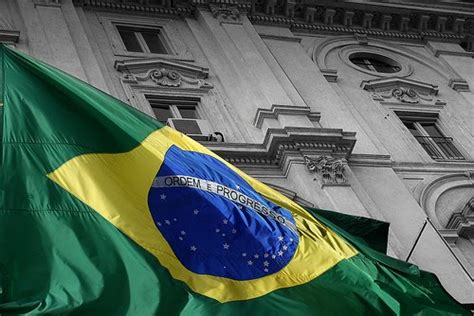 Details of the colours and vertical hanging. Brasile Italia Brasile: La bandiera del Brasile nel segno ...