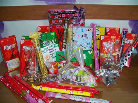 A homemade version of the popular south korean snack pepero, which is cute and tasty biscuit sticks coated in various chocolates and coatings. Half Evolved:(Self)Discovery in the land of Kimchi: Happy ...