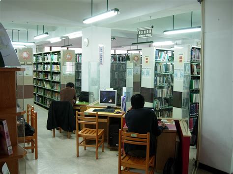 展覽媒材 古董文物 油畫 書畫 壓克力 水彩 版畫 雕塑 攝影 錄像與裝置 表演藝術 複合媒材 其他. 台北市立圖書館東湖分館 (12) | 老爺的圖書館 | Flickr