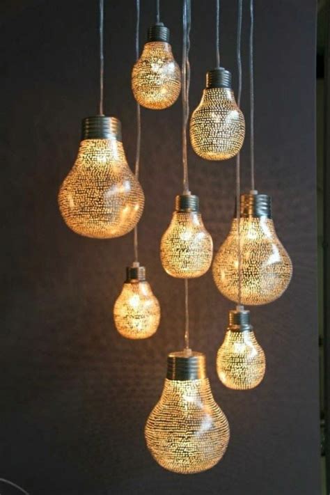 Esstischlampe im skandinavischen stil in schwarz esszimmer. Lampe in Glühbirnenform - eine trendige Entscheidung ...