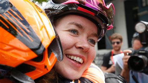 Van der breggen wint la course, d'hoore baalt. Van der Breggen start nieuw wielerseizoen met zege | NOS