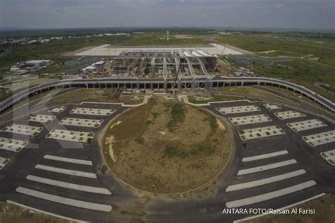 Dengan transportasi udara dalam masa pandemi corona virus disease. Kementerian Perhubungan akan kawal pengoperasian Bandara ...