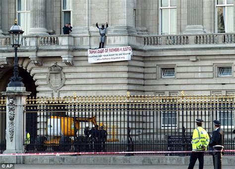 Buckingham Palace Queens Guard Pulls Rifle On Would Be Intruder