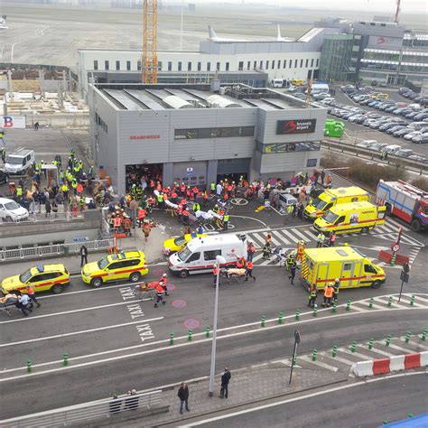 • ook in het centrum van brussel vond er om 9.11 uur vanmorgen een ontploffing plaats, in het metrostation maalbeek in. File:Aanslag zaventem 9u17.jpg - Wikimedia Commons