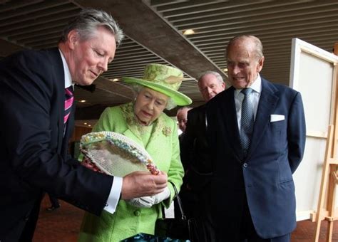 Pics Martin Mcguinness Meets And Shakes Hands With Queen Elizabeth Ii