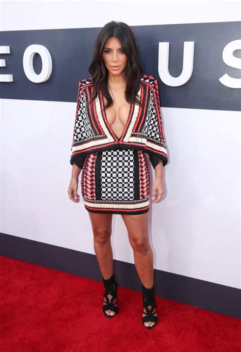 mtv vmas 2014 kim kardashian outshines kylie and kendall jenner with low cut dress metro news