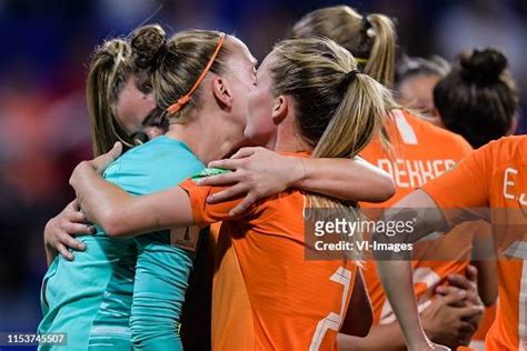 jill roord of netherlands women goalkeeper sari van veenendaal of news photo getty images