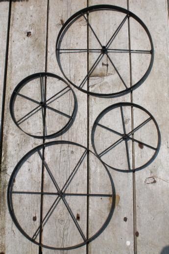 Western Style Wagon Wheel Set Metal Wall Art Or Primitive Decorative