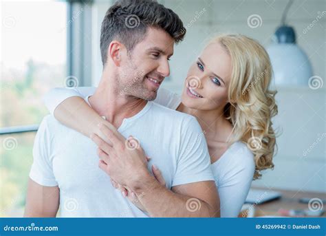 Sourire Jolis Et Beaux Jeunes Couples Blancs Photo Stock Image Du