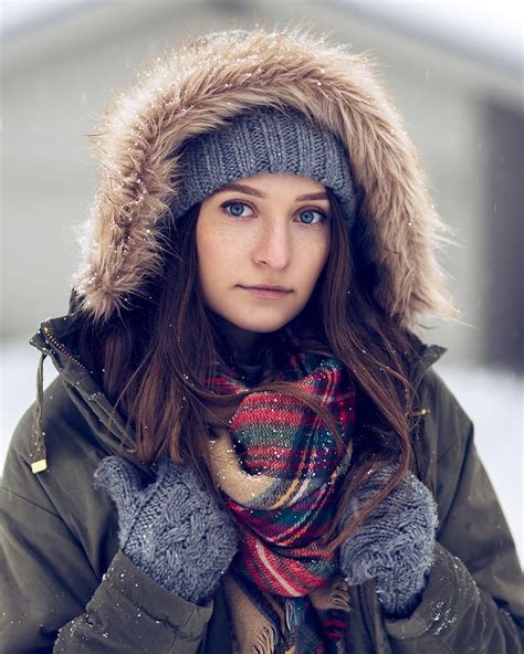 Winter Time Girl Portrait With The Falling Snow Portrait Photography Women Photoshoot Outfits