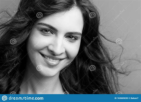 retrato preto e branco de uma jovem e bonita mulher sorridente foto de stock imagem de fofofo