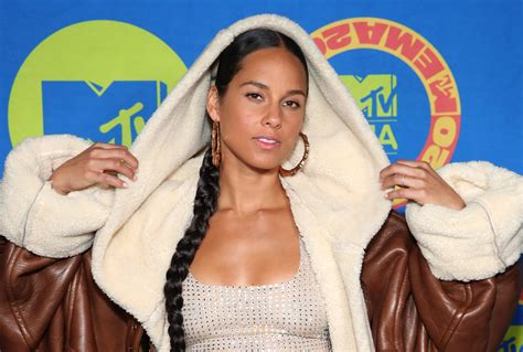Watch Alicia Keys paint with just her piano