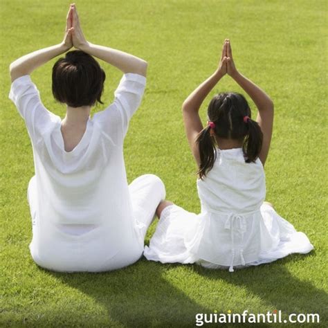 Niña Imita A La Madre En Posturas Del Yoga