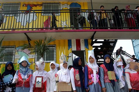 Mereka memperoleh hak untuk menyeleksi siswa dan didanai seluruhnya atau sebagian dengan membebankan biaya. Sekolah Swasta di Jakarta Lakukan Kekerasan saat MOS ...