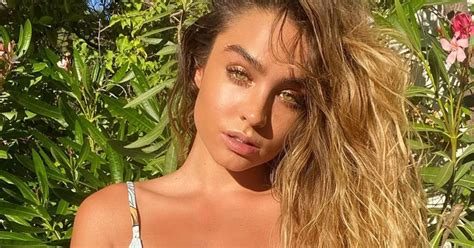 Sommer Ray Lifts Shirt To Flaunt Yummy Waist
