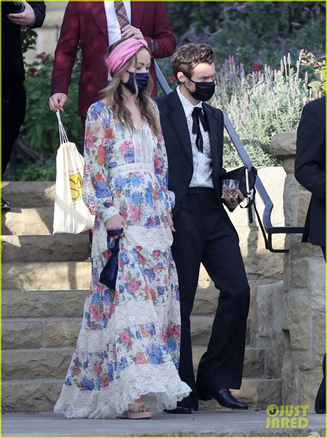 But over the course of the past, oh, we don't know, 45 minutes, much of the internet has decided that olivia wilde and harry styles are dating — maybe, probably. Harry Styles & Olivia Wilde Hold Hands at Jeffrey Azoff's ...