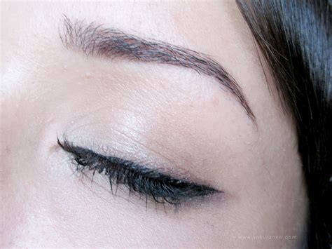 Use brush to draw eyebrows gently. Sakuranko: ETUDE HOUSE Drawing Eye Brow #2