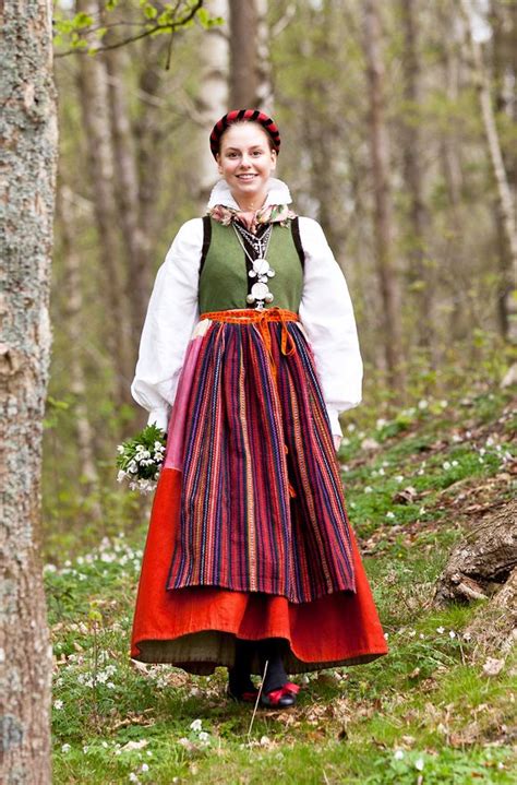 folk costumes folklore fashion blogg kläder skinnkjol dräkter