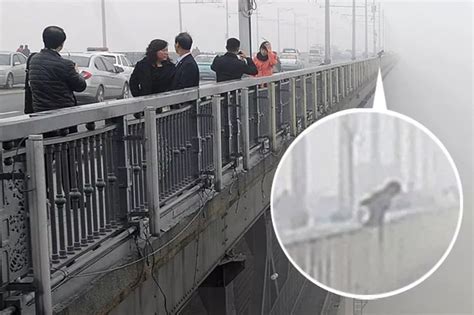 Photographer Captures Moment Suicide Couple Jump Off 40 Metre High