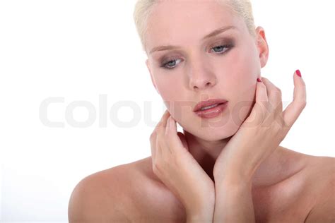 Hoved Og Skuldre Af En Smuk Nøgen Kvinde Iført Makeup Stock Foto Colourbox