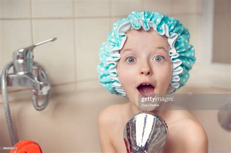 Surprised Girl Caught Singing In The Bath Stock Foto Getty Images